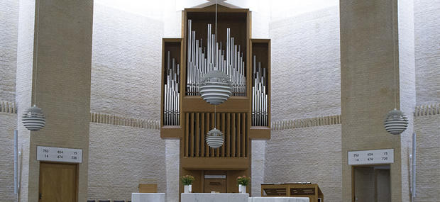 Orglet i Stavnsholtkirken er placeret lige bag ved alteret