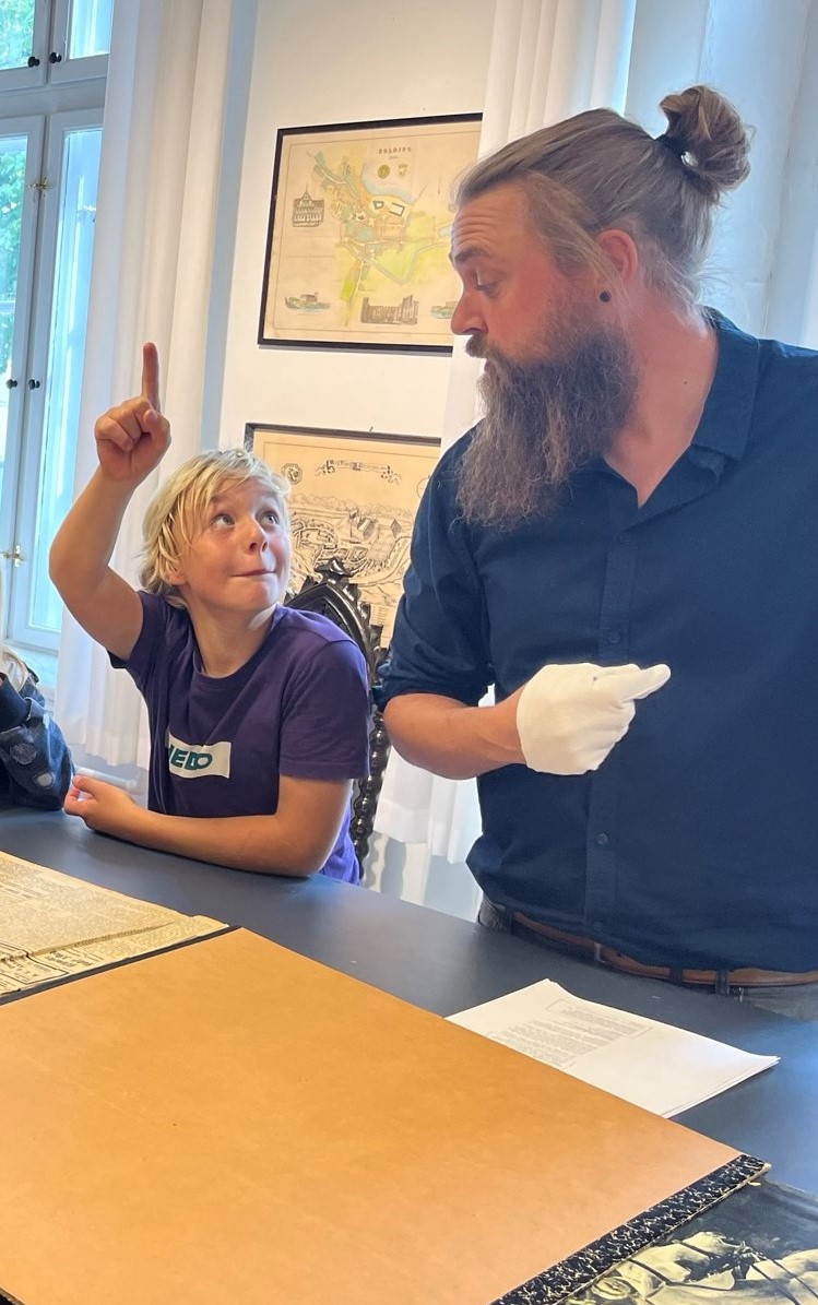 Elev arbejder med kilder