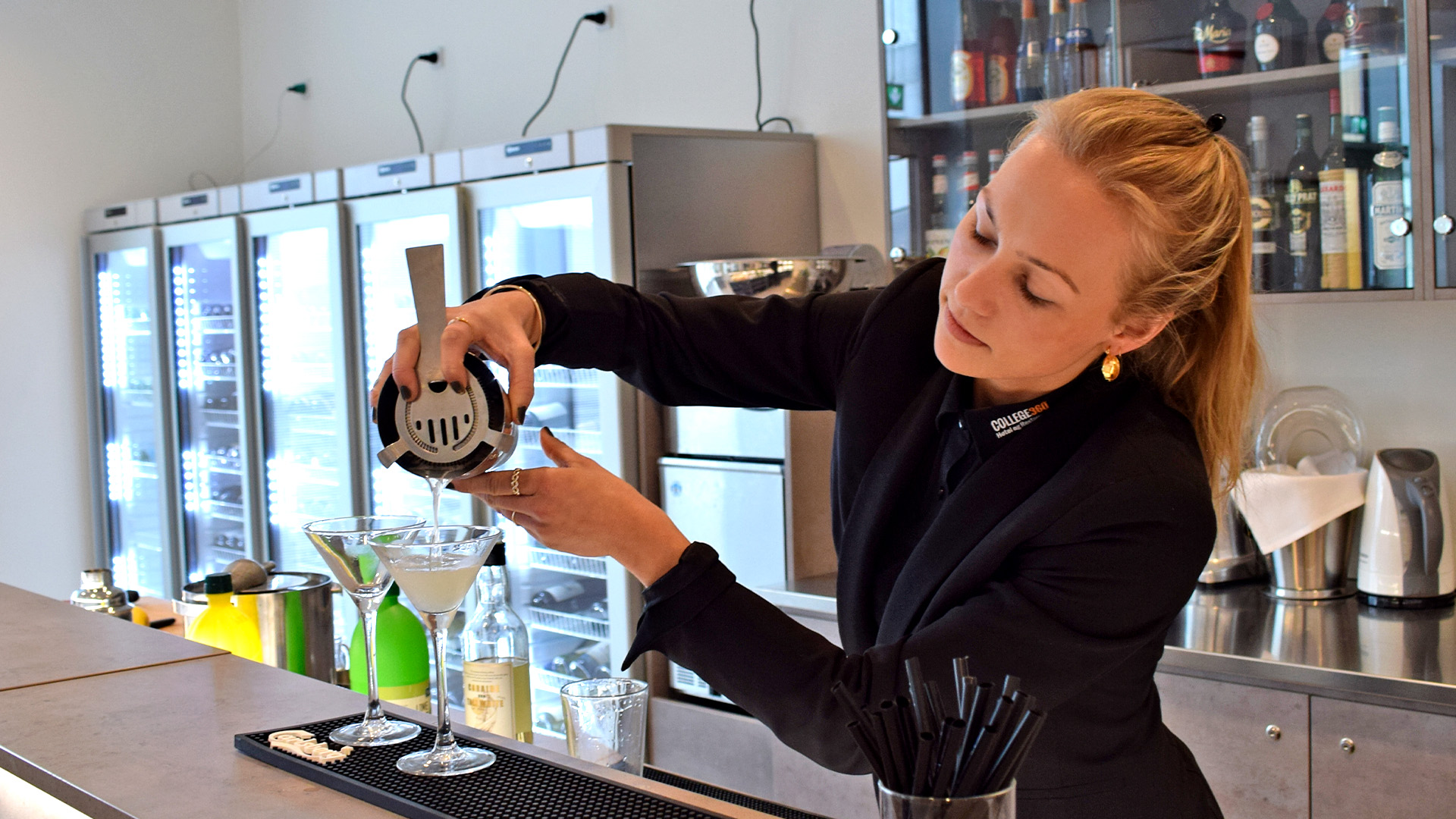 Tjener mixer cocktail 