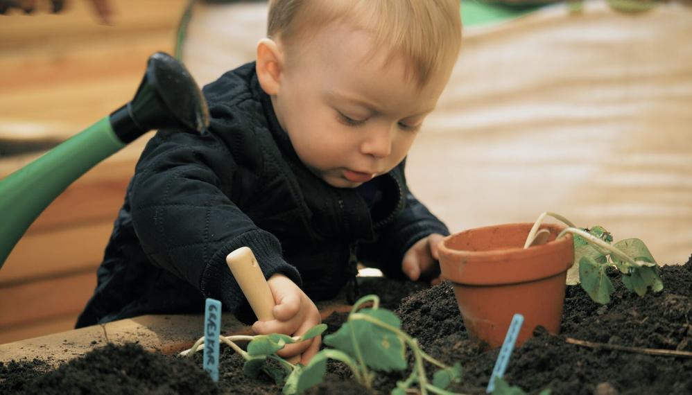 Lille dreng graver på Københavns Museum Skoletjenesten