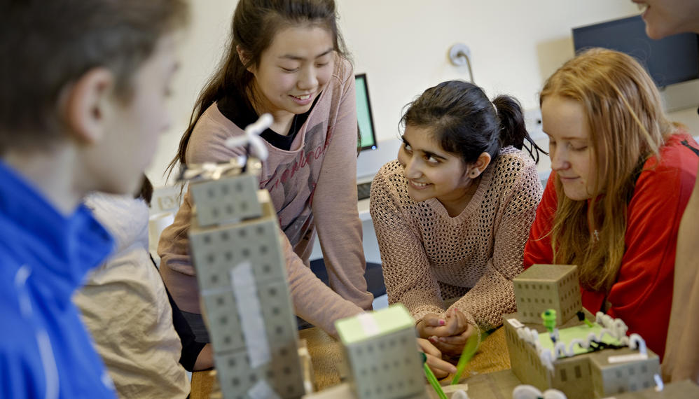 Elever taler sammen på Dansk Arkitektur Center