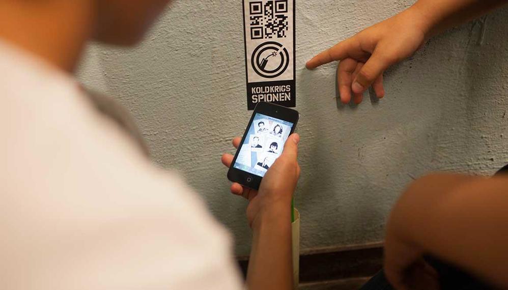 Elever med smartphone og QR-kode
