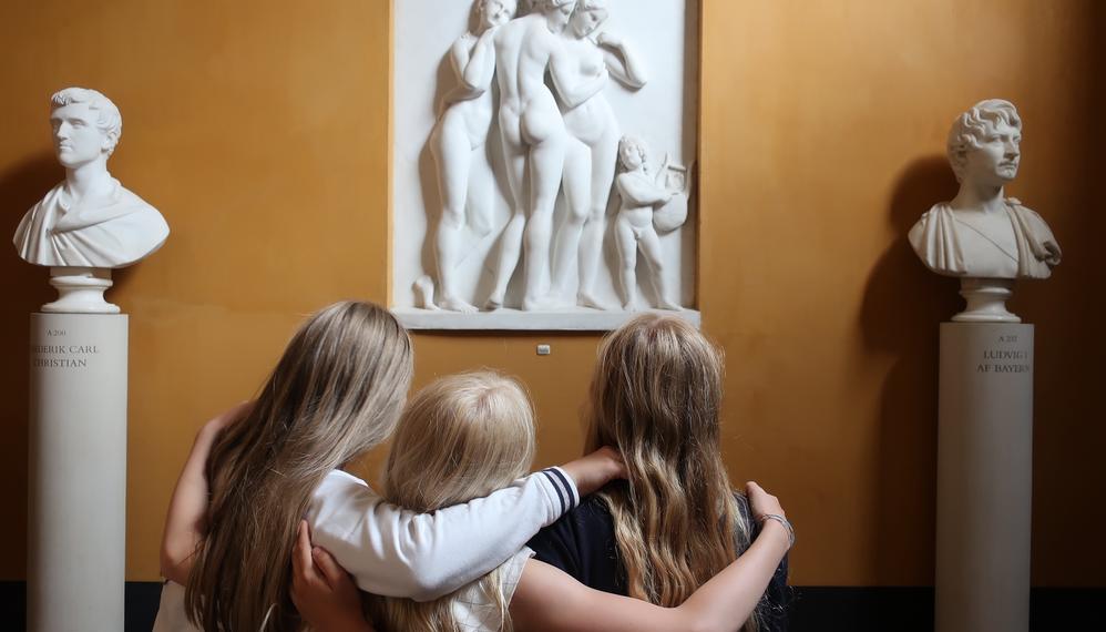Elever kigger på kunst på Thorvaldsens Museum
