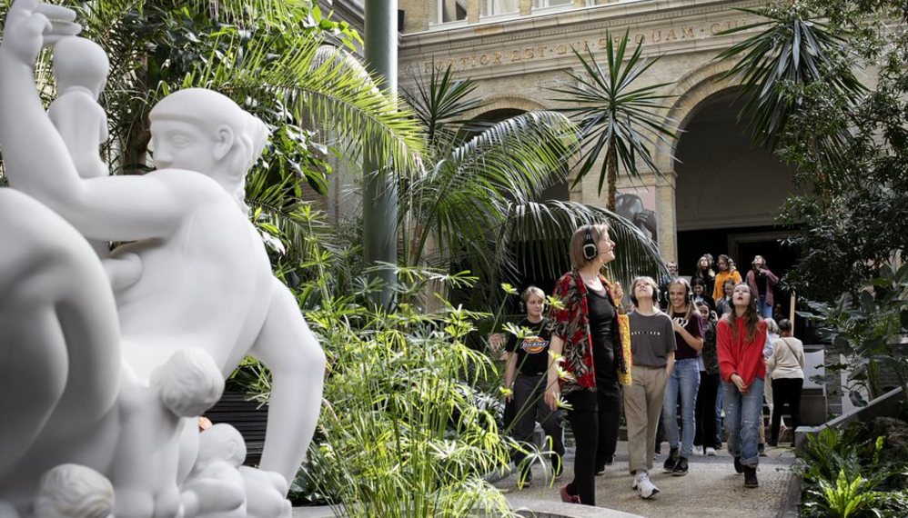 Elever med hovetelefoner på Glyptoteket