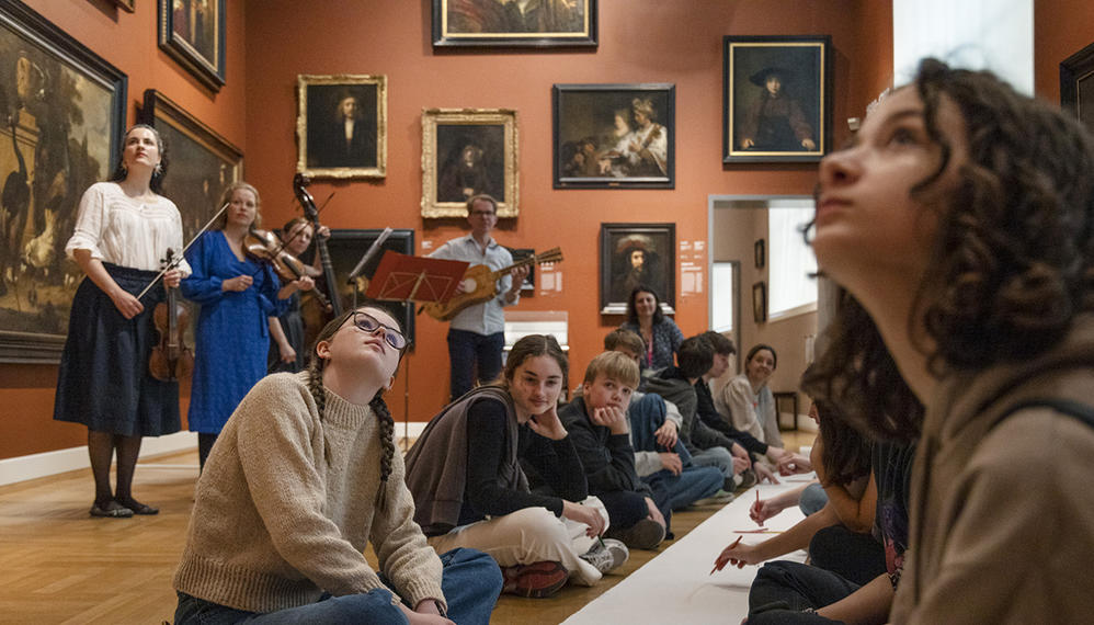 Børn på museet, der hører musik