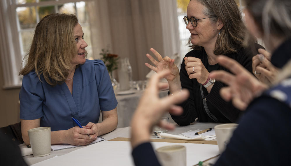 To personer sidder i dialog