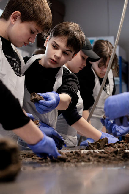 Drenge arbejder i Arkæologisk Værksted