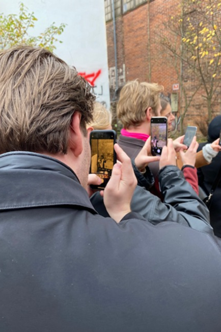 Lærerstuderende med mobiltelefoner