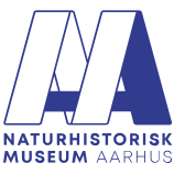 Logo, mørkeblåt. Tekst: Naturhistorisk Museum Aarhus.