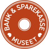 Logo for Bank og sparekassemuseet. Er i form af en mønt i en rød nuance. 