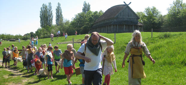 Rundvisning paa vikingeborgen Trelleborg 