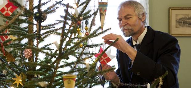 Der hænges julehjerter på juletræet på Frilandsmuseet