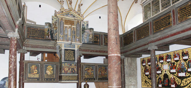 Interiør fra kapellet, orgel og pulpitur