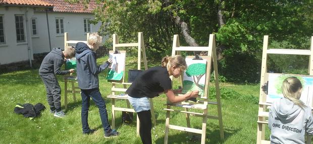 Elever arbejder i Malergårdens have