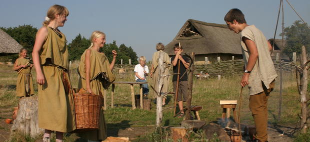 Eleverne oplever en dag eller et døgn i jernalderen.