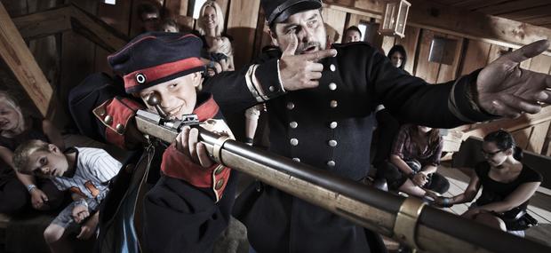 På Historiecenter Dybbøl Banke kommer man både til at høre og røre
