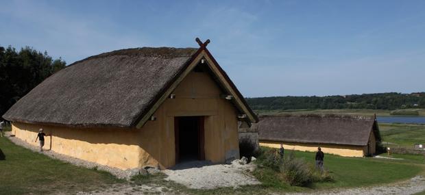 Der fortælles historier om vikingetiden ved bålet i langhuset