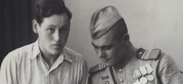 Russisk soldat og bornholmer hos fotografen i Allinge.