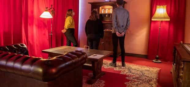 Elever i det ene af fortets 3 Escape rooms: Strategirummet.
