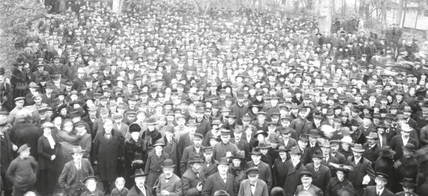 Tusindvis af dansksindede sønderjyder deltager i det politiske møde d. 17. november 1918 i Aabenraa.