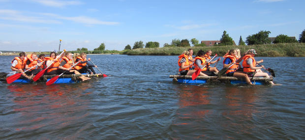 Tømmerflåderne skal naturligvis afprøves. I Grenaa er det i den beskyttede lagune, og på Fjordcentret er det på lavt vand med følgebåd. 