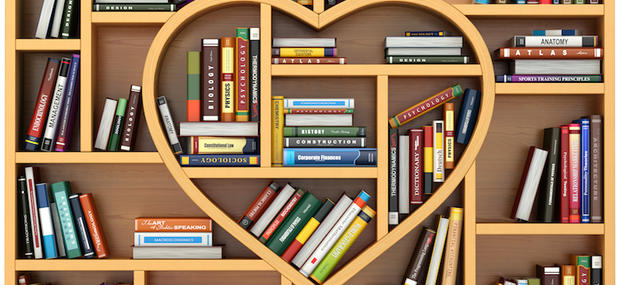 Bogreol formet som hjerte med en masse bøger