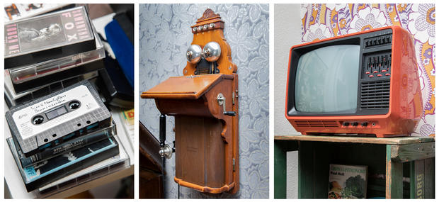 Et kassettebånd fra 1980'erne, en telefon fra starten af 1900 og et 1970'er TV.