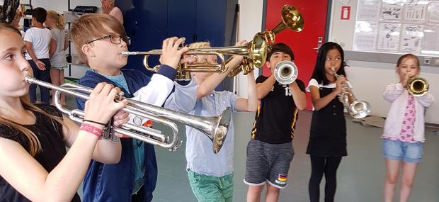 Musikklasser spiller trompet med Tønder Kulturskole