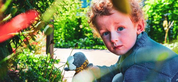 Børnene ser haven med eventyrets øjne sammen med Muldvarpen