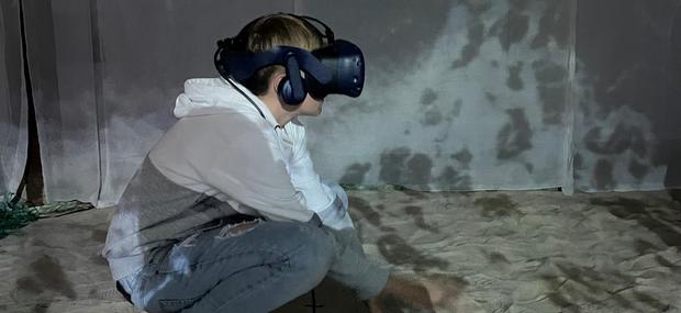 Eleverne ser på skift VR-værket Havfolket Kalder Mørknet Vand og går bagefter ud på havnen og samler inspiration.
