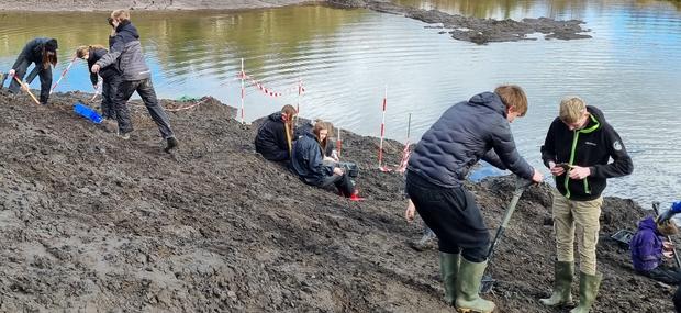 Efterskoleelever i graven