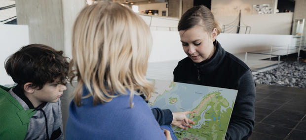 Billedet viser elever der kikker på det landkort, som undervejs bruges til at have en dialog om, hvor vikingerne var bosatte og rejste hen, når de bl.a. skulle handle.  