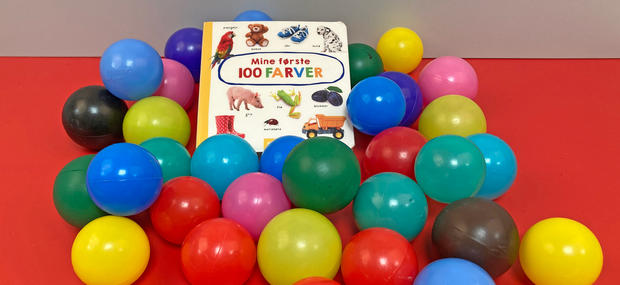 Pegebogen "Mine 100 farver" bruges til snak og leg om farver.