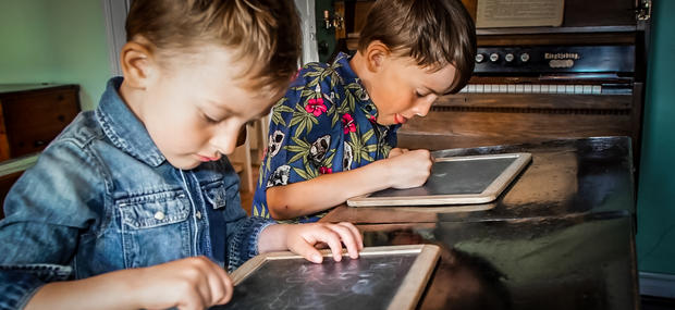 To drenge i skolestuen på Kystmuseet Sæby