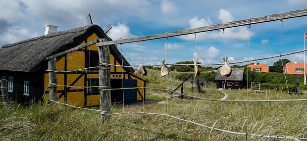 Kystmuseet Skagen, udendørs. Den rige fiskers hus (til venstre) og den fattige fiskers hus (til højre).