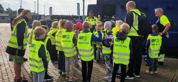 Elever på rundvisning på en genbrugsplads