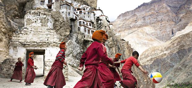 Tibetanske munke spiller fodbold