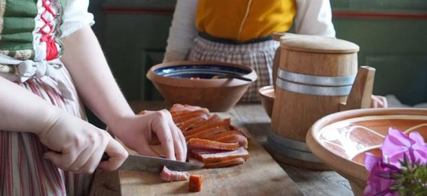 Pigerne arbejder i køkkenet