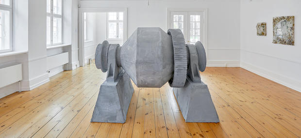 Til udstillingen LANDING 2023 i Kunsthal Kongegaarden har billedkunstner Mathias Riis Andersen skabt en enorm, fritstående skulptur, der mimer en cementblander .
