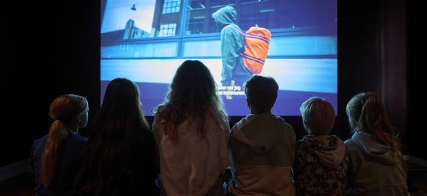 Børn der ser film i museets biograf. 