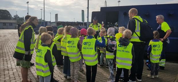 Elever på rundvisning på Roskilde Genbrugsplads 