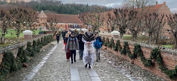 Tjenestepigen leder eleverne ind på herregården