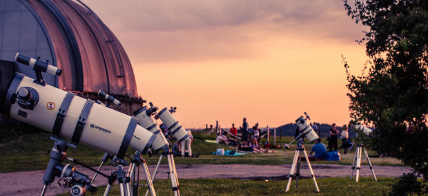 Teleskop sat klar til brug mellem observatoriekupler