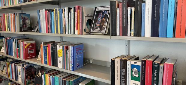 Eleverne kommer rundt i biblioteket blandt reolerne