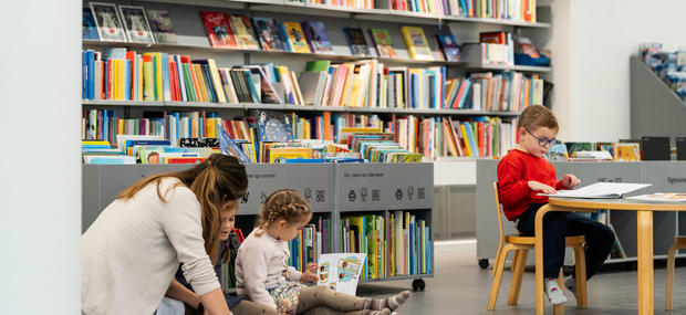 Børn læser på et bibliotek