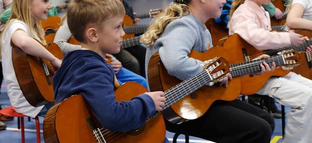 Kulturklasse med guitar