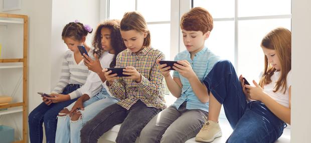 Børn der sidder "aktive" på deres mobiler