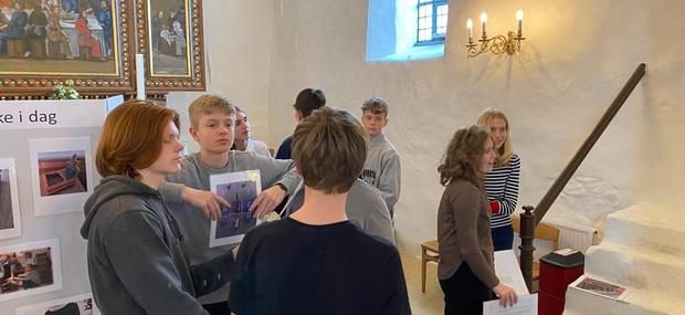 Kristendommens praksis diskuteres under kirkebesøget