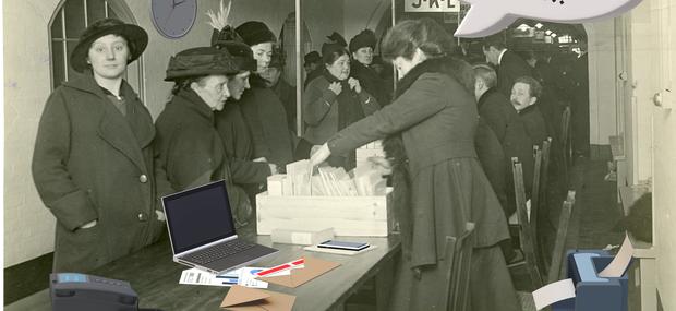 Kvindelige vælgere står i kø ved et bord, hvor en valgtilforordnet kvinde leder efter noget i en stor kasse. En af dem kigger direkte ind i kameraet. Billedet er redigeret, så der står en moderne laptop-computer og en mobiltelefon på bordet. Billedet er taget på Københavns Rådhus.