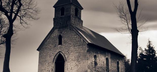 Gammel, uhyggelig kirke